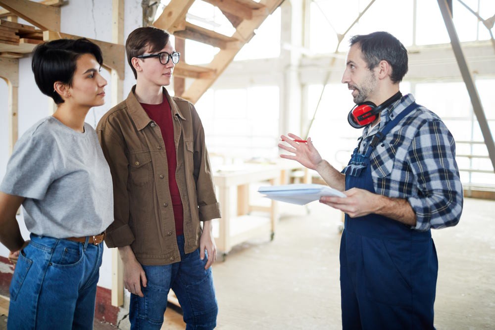 builder-talking-to-customersrs